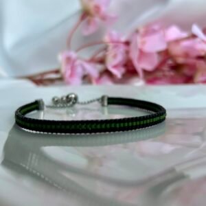 Bracelet fin tissé à la main en perles Miyuki. L'alliance du noir profond et du kaki évoque les grands espaces, les sentiers forestiers et l'esprit d'aventure. Sobre, authentique et intemporel, Nomad accompagne les hommes qui aiment tracer leur propre chemin.