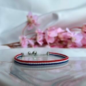 Bracelet fin tissé à la main en perles Miyuki. Une alliance de bleu, blanc et rouge inspirée des couleurs emblématiques françaises. Élégant, intemporel et plein de caractère, Tricolore célèbre l'esprit d'équipe, le dépassement de soi et les moments qui rassemblent.