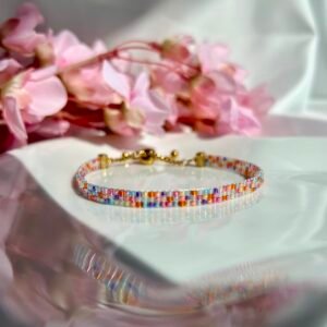 Bracelet fin tissé à la main en perles Miyuki. Avec son mélange lumineux de rose, violet, orange, bleu et jaune, Tropical Sunset évoque la magie d'un coucher de soleil sous les tropiques. Une création colorée, joyeuse et pleine d'énergie qui invite au voyage et à l'évasion.