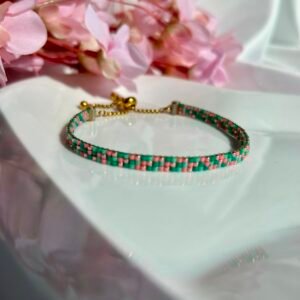 Ibiza Shimmer est un bracelet fin tissé à la main en perles Miyuki aux nuances de turquoise, rose tendre et argent rosé. Une création lumineuse et délicate inspirée des eaux cristallines, des couchers de soleil méditerranéens et de l'élégance estivale d'Ibiza.
