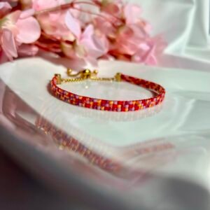Sunset Bloom est un bracelet fin tissé à la main en perles Miyuki aux nuances de rose, corail, violet et orange lumineux. Une création vibrante inspirée des fleurs tropicales baignées par les derniers rayons d'un coucher de soleil d'été.