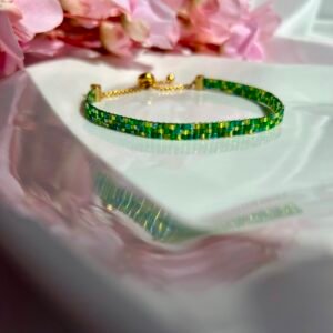 Ever Green est un bracelet fin tissé à la main en perles Miyuki aux multiples nuances de vert. Une création lumineuse inspirée de la nature, symbole de renouveau, d'équilibre et de sérénité.